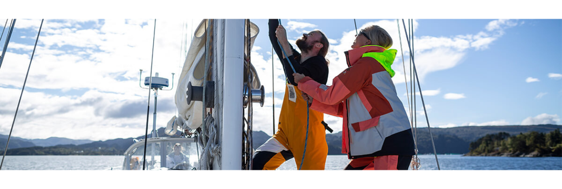 Homme et femme avec veste de quart bateau