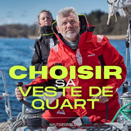 Navigateur avec veste de quart bateau