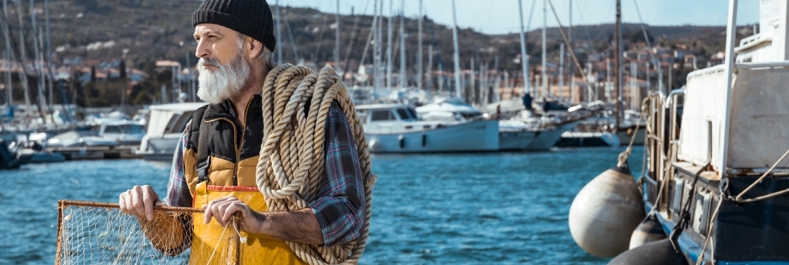 Marin pêcheur sur un bateau de pêche