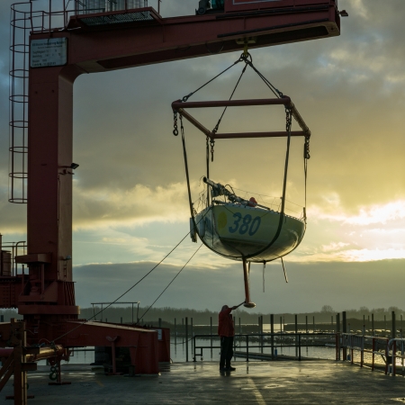 Homme qui applique antifouling sur un bateau en hivernage