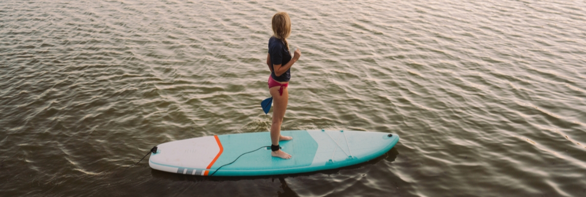 Femme sur paddle portant un t-shirt anti UV