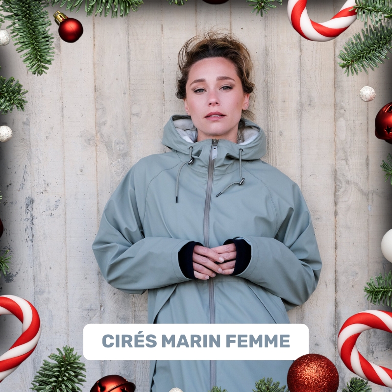 Femme avec ciré marin