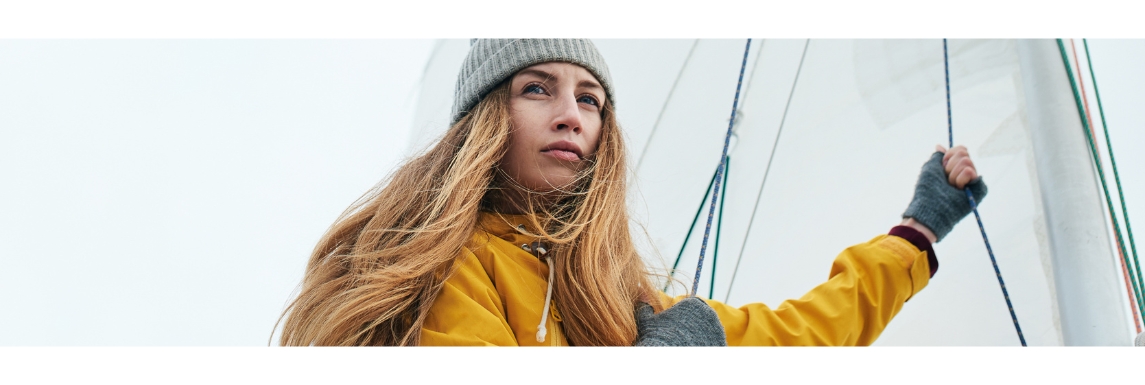 Femme portant un ciré jaune