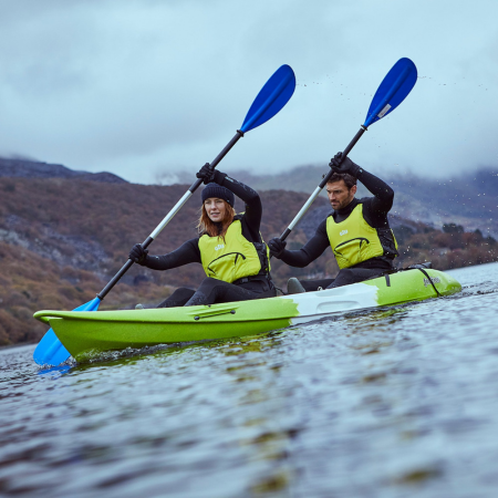 Homme et femme portant un gilet de sauvetage kayak