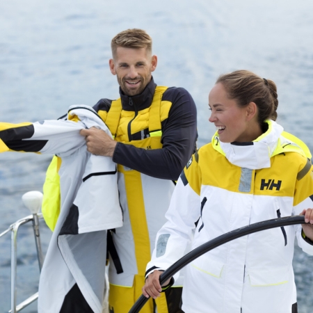 Homme et femme avec salopette et veste de quart Helly Hansen