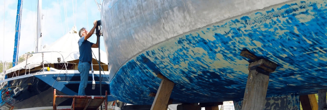 homme qui prépare un antifouling bateau