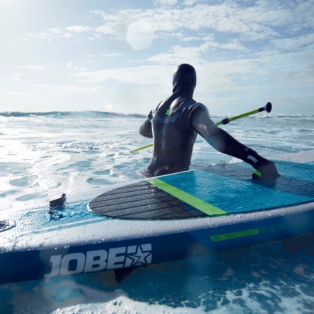 homme avec combinaison paddle