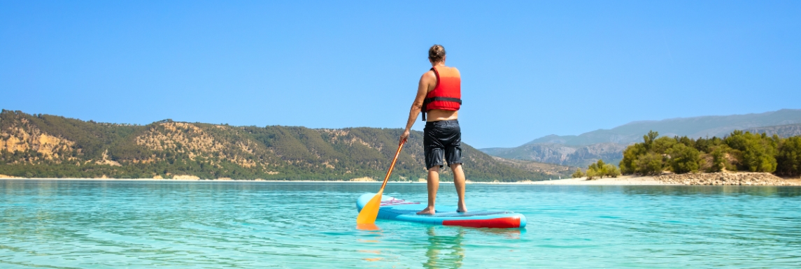 homme avec un gilet de flottaison paddle