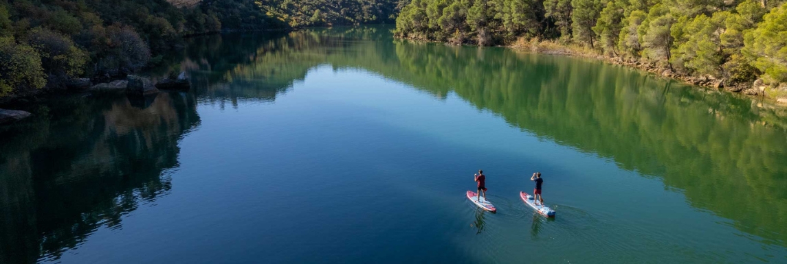 homme et femme portant une tenue pour le paddle