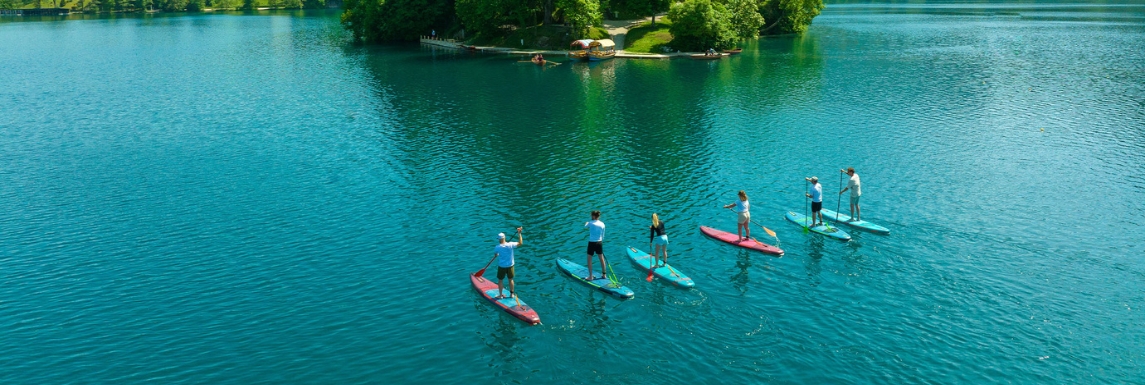 homme avec un tee shirt paddle